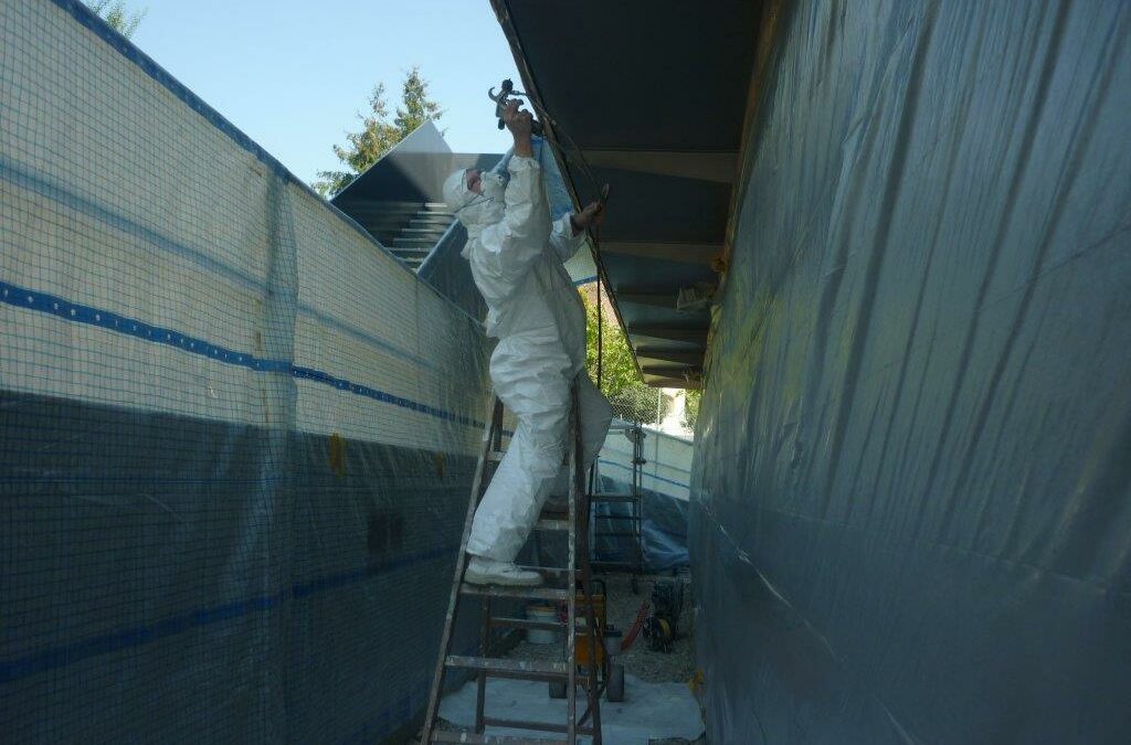 Application d’une peinture métallisée polyuréthane à 2 composants sur avant-toit métallique – Copie