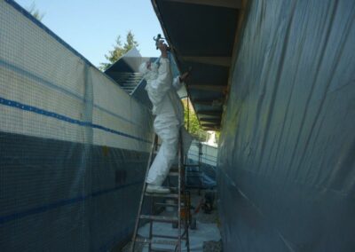 Application d’une peinture métallisée polyuréthane à 2 composants sur avant-toit métallique – Copie