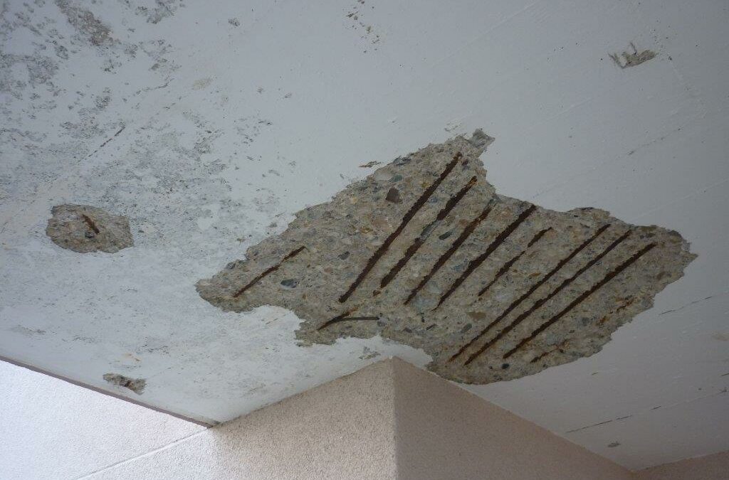 dégât sur plafond en béton d’un balcon (piquage des zones de béton non adhérente)