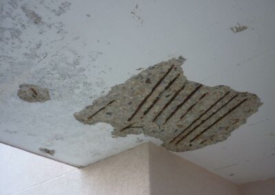 dégât sur plafond en béton d’un balcon (piquage des zones de béton non adhérente)